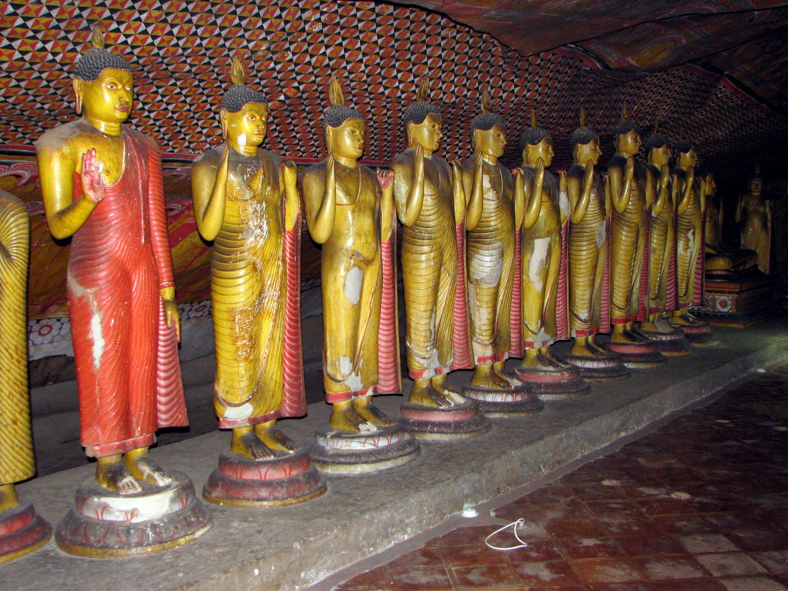 Дамбулла шри. Золотой храм Дамбулла. Золотой Будда Дамбулла. Статуя золотого Будды в храме Дамбулла. Золотой храм Дамбулла в Шри-Ланке.