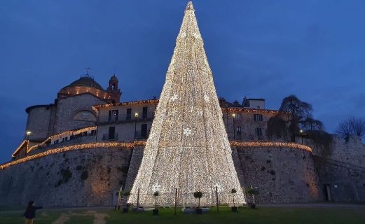 Lago Trasimeno con l’albero di luci sull’acqua
